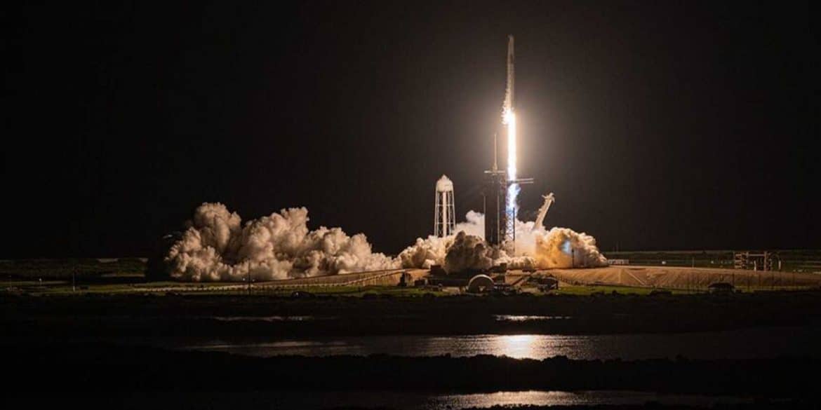 SpaceX запускает первую космическую миссию с участием всех гражданских лиц —